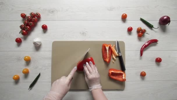 Chef taglia peperone cinese su scheda di plastica vista dall'alto — Video Stock