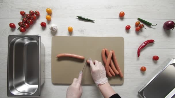 Vue du dessus du chif coupe hot dogs. Cuisson hot dog — Video