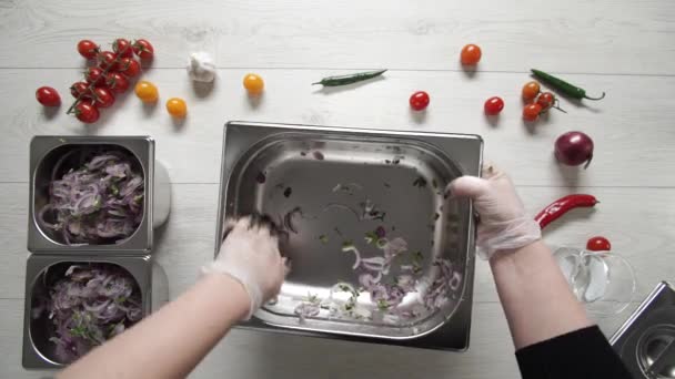 Marinating red onions. Top view of pickled red onion — Stock Video