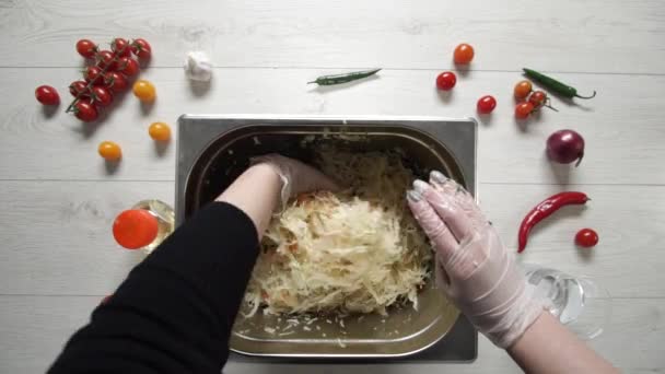 Vista superior de cozinheiros chef repolho salgado com cenouras — Vídeo de Stock