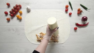 Şefin beyaz eldivenli en iyi görüntüsü şiş kebap şavurmasını pide ya da lavda yapar. Tavuk, patates kızartması, peynir ve sebzeli shawarma pişiriyorum.