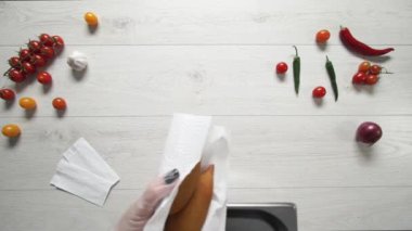 Kiev 'de kese kağıdında kızartılmış pirzolaların hazırlanması