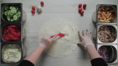 Şefin beyaz eldivenli en iyi görüntüsü şiş kebap şavurmasını pide ya da lavda yapar. Tavuk, patates kızartması, peynir ve sebzeli shawarma.