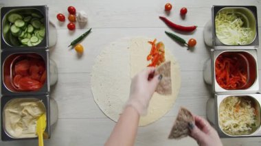 Beyaz eldivenli şefin en iyi görüntüsü domuz pirzolasını pide ya da lavda kebap kebabına koyuyor. Biftek, papper, peynir ve sebzeli Shawarma.