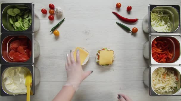 Top zicht van professionele chef-kok kookt een heerlijke hamburger zonder vlees bij fast food restaurant. — Stockvideo