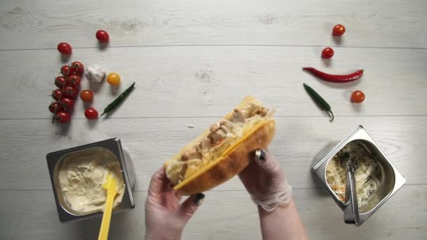 Top άποψη του επαγγελματία σεφ μαγειρεύει ένα νόστιμο σάντουιτς στο εστιατόριο fast food. — Αρχείο Βίντεο