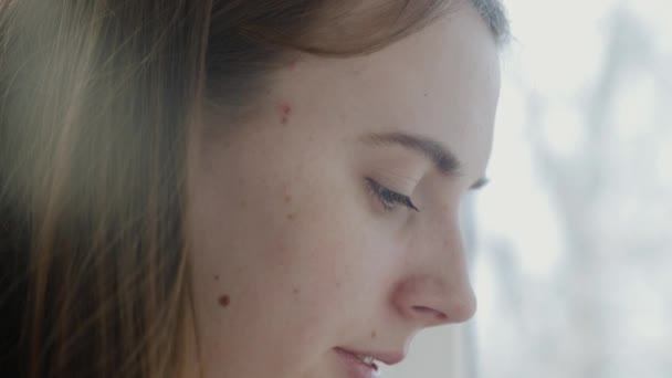 Primer plano de los ojos de una mujer. Mujer joven trabaja en casa — Vídeos de Stock