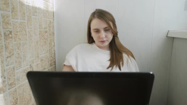 Teenager ragazza liceo studente universitario imparare a prendere appunti scrittura saggio in notebook facendo ricerca accademica preparazione per esame lavoro di corso con libri seduti alla scrivania studiare a casa — Video Stock