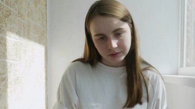 Coronavirus 'un kendi kendini izole etmesi nedeniyle laptopta çalışan bir kadın sesli mesaj kaydediyor. Otantik ev işyeri. El kamerasıyla, el kamerasıyla. Coronavirüs salgını 2020.