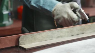 Bir deri ustası ateşle kaplı deri kemeriyle ölüyor. Deri atölyedeki deri kemerin çalışma süreci..