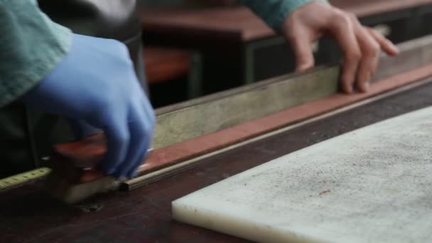 El acercamiento del proceso de la fabricación del cinturón de cuero por el curtidor. Tanner de taller . — Vídeos de Stock