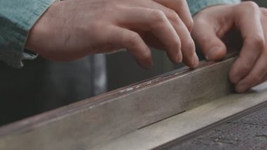 Profesyonel bronzlaştırıcıya yakın çekim atölyede bir kemerin kenarına yapıştırıcı koyar. Deri atölyedeki deri kemerin çalışma süreci..