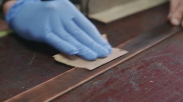 Professionell garvare vässar ett bälte. Lädermästaren gör ett bälte. — Stockvideo