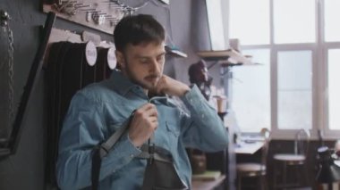 Önlük giymiş yakışıklı bir erkek.