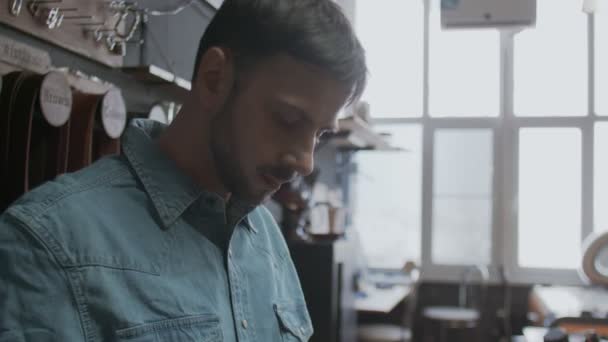 Vista lateral do bronzeador bonito masculino vestindo avental — Vídeo de Stock