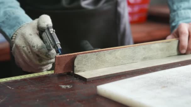 Un maestro de cuero está muriendo bordes del cinturón de cuero con fuego. Proceso de trabajo del cinturón de cuero en el taller de cuero . — Vídeos de Stock