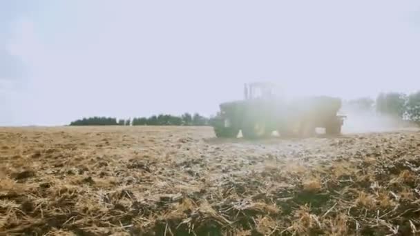 트랙터가 바퀴가 있는 들판을 운전 한다. 농업 그린 필드. — 비디오