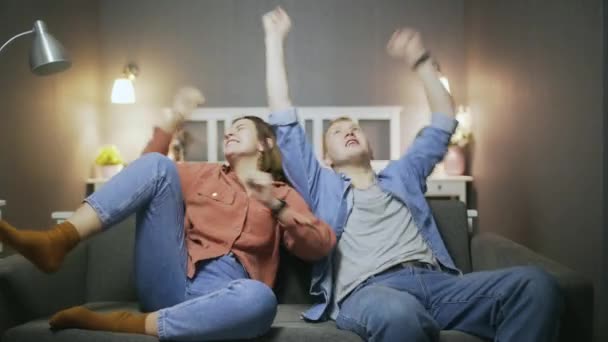 Pazzo donna e uomo appassionati di calcio, mangiare popcorn e guardare la partita di calcio — Video Stock