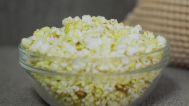 Ženská ruka sbírá popcorn z papírového kbelíku. Detailní záběr ženy, jak jí popcorn v kině. Film o jídle. Ženská ruka s popcornem. — Stock video