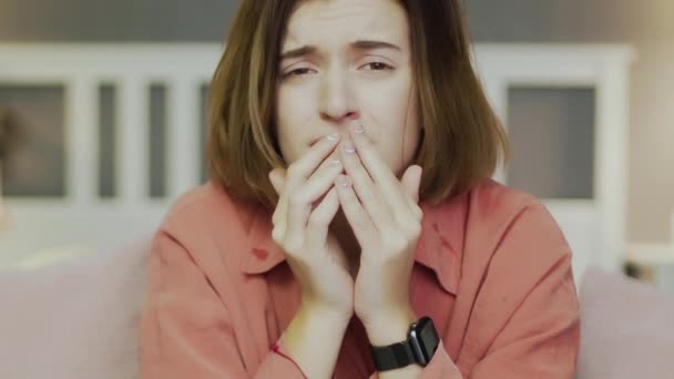 Mujer joven triste sentada en el sofá, comiendo palomitas de maíz, viendo melodrama y llorando — Vídeos de Stock