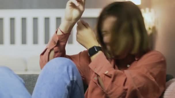Boldog fiatalember dobott popcorn a nők szájába, miközben ült a kanapén — Stock videók