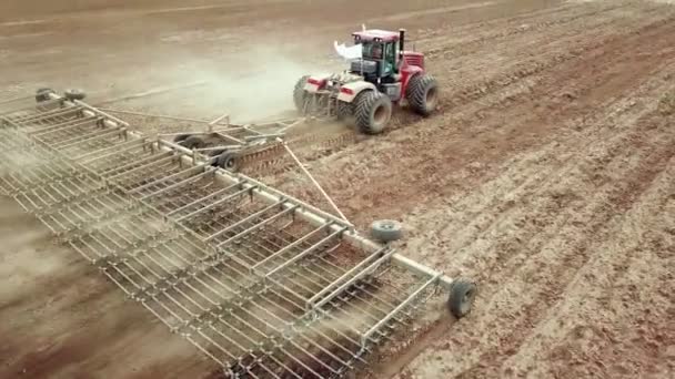 Αεροφωτογραφία της άροσης γεωργικών ελκυστήρων και ψεκασμός σε αγρούς — Αρχείο Βίντεο