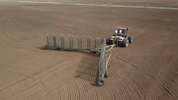 Vista aérea de un agricultor en tractor se prepara para arar un campo — Vídeo de stock