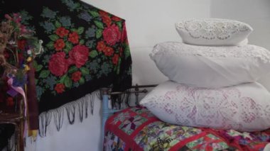 Eski Rus yaşamı müzesindeki kulübede çalışmak için gerçek eşyalar. İşçiler klasik ev eşyaları