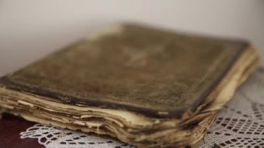 Masadaki eski bir kitabı kapat.