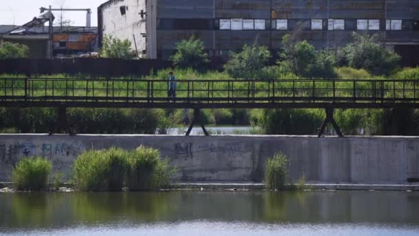 Μια παλιά αποθήκη στην όχθη του ποταμού, βιομηχανική περιοχή. — Αρχείο Βίντεο