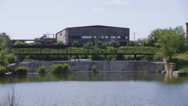 Μια παλιά αποθήκη στην όχθη του ποταμού, βιομηχανική περιοχή. — Αρχείο Βίντεο