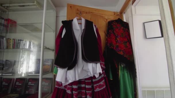 러시아의 오래 된 삶의 박물관 오두막에서 일하기 위한 진짜 물건. 전통적 인 가정용품을 수확하는 노동자들 — 비디오