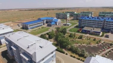 Çok katlı renkli bir ev. Şehirde yeni konutlar