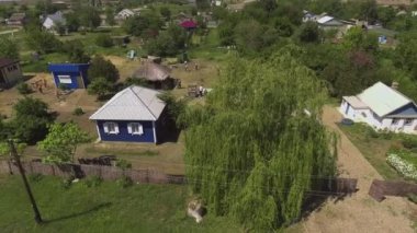 Geleneksel Rus kır kulübelerinin hava manzaralı köydeki izba evleri