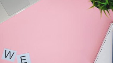 Üst görünüm hızlandırılmış mektuplar pembe masanın üzerinde duruyor. Hoş geldiniz.