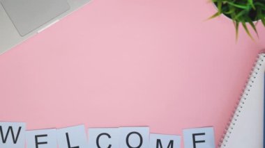 Üst görünüm hızlandırılmış mektuplar pembe masanın üzerinde duruyor. Hoş geldiniz.