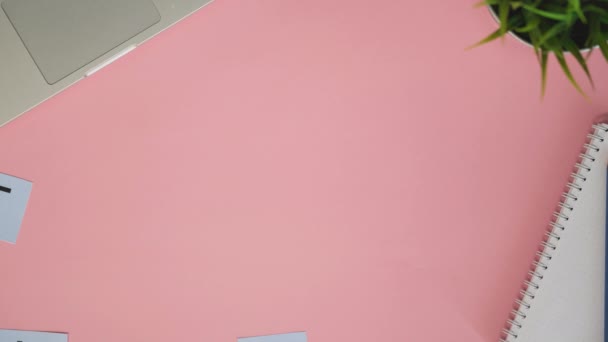 Вид зверху проміжок часу листів, що лежать на рожевому столі. Слова ЕНД — стокове відео