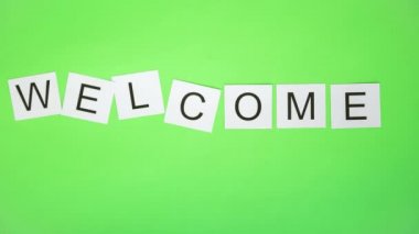 Yeşil ekranda harfli kartlar. Zaman ayarlı. Hoş geldiniz.