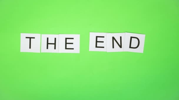 グリーンスクリーンに文字が書かれたカード。タイムラプスだ。言葉｜THE END — ストック動画