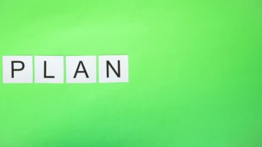 Yeşil ekranda harfli kartlar. Zaman ayarlı. Kelime Planlama