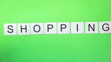 Yeşil ekranda harfli kartlar. Zaman ayarlı. Kelime alışverişi