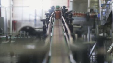 Sebzelerin İşlenmesi İçin Otomatik Hat. Kırmızı biber saklıyorum. Biber konservesi. Kırmızı biberli cam kavanozlar.