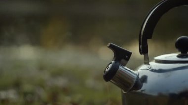 Dışarıdaki yangında kaynayan çaydanlığı kapat.