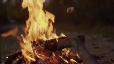 Şömine yanıyor. Tuğladan bir şöminede yanan sıcak bir ateş. Yaklaş. Samimi arkaplan.