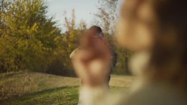 Fotograaf neemt een foto van zijn vriendin in het najaarspark — Stockvideo