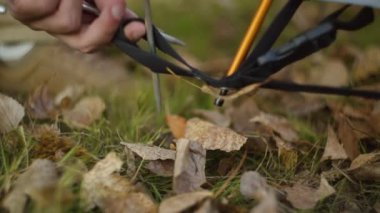 Dışarıdaki çadırı kuran adama yakın durun.