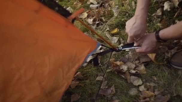 Nahaufnahme eines Mannes beim Aufbau eines Zeltes im Freien — Stockvideo