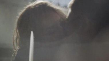 Birbirlerini öpen çiftlere yakın.