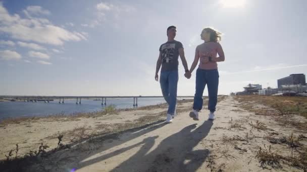 Belo casal romântico real caminha perto do rio — Vídeo de Stock