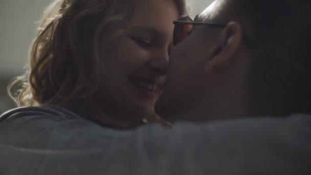 Молодая беззаботная влюбленная пара обнимается и целуется — стоковое видео